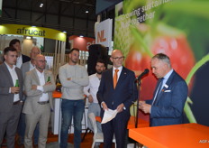 Gerard Schouten heet de genodigden en ambassadeur Roel Nieuwenkamp welkom