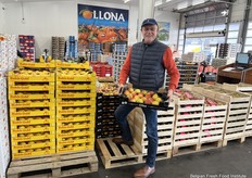 Jan met Franse QTee peren die iets rijper verkocht worden dan Belgische