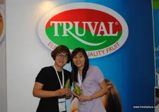 Woon Yoke Ling (Zenxin organic) en Angela Zhang (Foodcareplus) op de stand van BFV, de Belgische Fruit veiling.
