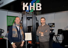 Sigfried Maes en Jachim Ziarczyk van KHB Kempens Heftruckbedrijf. Achter hen de Toyota Traigo 3 wheel