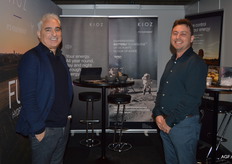 Ronny Schelfhout en Jan Vandenbroucke van Kioz. Zij doen zoveel mogelijk energie (op daken, waterpartijen of in combinatie met landbouw) om groene stroom op te wekken. De overtollige energie zetten ze om in waterstof