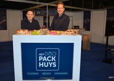 Pierre Hagenaars en Jan Molenaar bij een greep uit het assortiment verpakkingen bij hen beschikbaar. Zij zien een trend van steeds meer kartonnen verpakkingen.