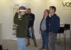 Bij Vos Technics konden bezoekers met behulp van een VR-bril door een (fruit)loods lopen en dat zorgde voor leuke blikken