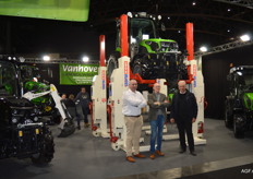 Rudi Sleegers, Patrick Vanhove van Vanhove BV en René Bijnens van SDF Benelux met een groot assortiment Deutz tractoren in alle formaten en kleuren.