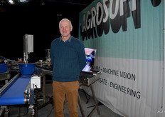 Willy Vanderlinden van Agrosoft bij een kersensorteermachine. Zij produceren sorteermachines voor stekelbessen, kwetsen en kersen