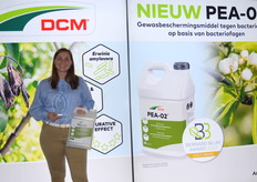 Kelly Voordeckers van DCM. Zij wonnen in 2023 de Bernard Blum Award voor PEA-02 en poseert deze met trots! 