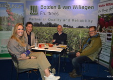 Daisy van den Hoef, Chris van Duin, Bas van den Boom van Botden & Van Willegen en Hans Vijverberg, genietende van zijn pensioen (voorheen Helicon)