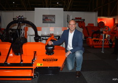 Mark Mocking van Perfect van Wamel bij de nieuwe Perfect T-Rex nieuwe tandwielkast aangedreven fruitteeltmaaier