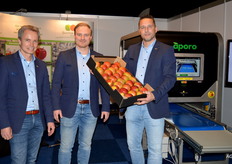 En de beursmannen van Sorma ook nog even op de foto: Evert Jan Wassink, Vincent Corsel en Romke van Velden. Achter hen de Aporo machine