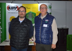 Giorgio Innocenti en Gerald Langerak van Capp Plast met de welbekende groene Italiaanse kratten