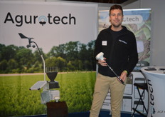 Collin Baas van Agurotech. Hij presenteert de bodemsensor om optimaal te beregenen.