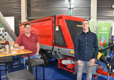 Berry en Kees Mollema van Modo uit Friesland met hun FTW 400 kunstmeststrooier