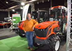 Gert Dekens bij de nieuwe Antonio Carraro Tony V smalspoortractor van Dekens Agri Technics BV