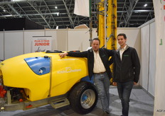 Izak op t Hof en Richard Rietveld van Abemec bij de KWH spuit