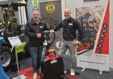 Ravas, zij staan bij Van Deurzen Heftrucks in de stand met hun Ravas mobiel weegsysteem Steve Vanopphem en Dion Wiesenfeld hielpen een handje