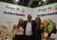 Fruit-M uit Maasdijk. Links Laura Slektaviciute, Nicolaas Slagter import manager van retailer Lenta uit St Petersburg en Svetlana Belskaia.
