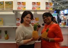 Jardin de St Julien Ltd exporteert ananas, passievrucht en dragon uit Mauritius. Rechts mevrouw Savy Ramburrun, links Elena Gorlevaya van Fruit Queen uit Barendrecht.