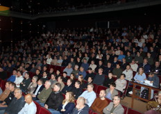 De zaal zit weer helemaal vol.