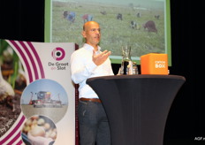 Marco Groenewold geeft een presentatie over de uienteelt in Senegal.