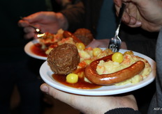 En natuurlijk een bal gehakt en een rookworst.