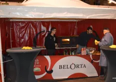 BelOrta was ook aanwezig. Ze deelde warme broodjes en drinken aan.