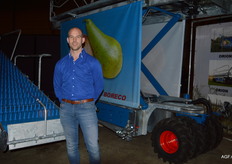 Olaf Vernooij van Agri-Com met achter zich de bekende plukmachines