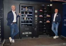 Hanno de Joode en Fred Lichteveld van Vendolution. Zij zijn gespecialiseerd in verkoopautomaten. Wat deze bijzonder maakt, is de lift in het automaat. Zo kunnen er ook fruitsappen, glas etc worden verkocht 