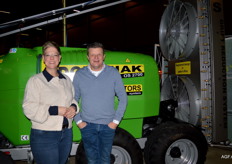 Monique en Jan-Berend van Dominiak Fruitmachines bij boomgaardspuit