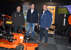 Michel van Gelder, Bart van Thor en Rinie Jansen van Perfect van Wamel bij de nieuwe TRex boomgaardmaaier