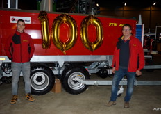 Perry Mollema en Kees Mollema van MODO vierden de verkoop van hun 100e compoststrooier FTW 4500