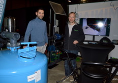 Bert Wisse en Pepijn Hopmans van Agrowing bij een irrigatie installatie die binnenkort opgeleverd wordt bij een fruitteler 