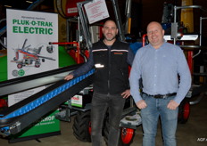 Tom Verhaegh en Joris Jans presenteren met trots de vol elektrische pluk-o-trak electric van Munckhof