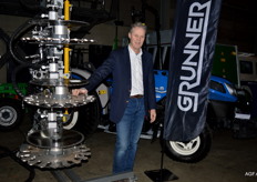 Rob Augustijn bij een Grizzly venster snoeimachine van Grunner, nieuw in het assortiment van Gebr. Weststrate. Scheelt 80% in arbeid.