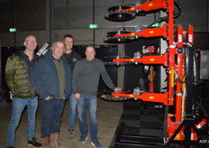 Tom en David van Loonbedrijf Fa. Vriend uit Blokker en Peter Van Urfruit, op bezoek bij Maurice Bouwens van Bofix bij een nieuwe venster snoeimachine