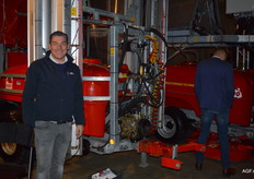 Martin Kruse bij een Wanner drie rijenspuit van Kruse Ootmarsum