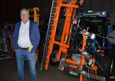 Dick van Gilst stopt er nu echt mee.. Half maart zien we hem niet meer bij Gebr Weststrate. Naast hem de Rinieri boomgaard snoeimachine