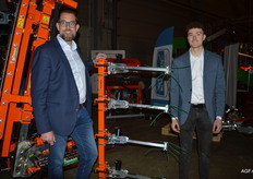 ZHE Trading presenteert de Rinieri Florix, bloemdunning machine. Op de foto Peter Kuijlen en Gijs Watzeels