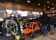 Richard van der Linden van Van der Linden Fruitteeltmachines druk in gesprek met bezoekers over hun assortiment