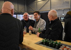 Gerard van den Anker van Veiling Zaltbommel druk in gesprek