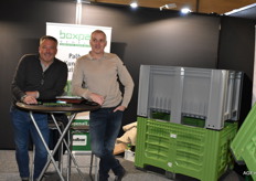 Gilbert Mommertz en Erik van Essen van Boxpall met de welbekede groene en grijze kisten