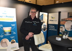 Stefan Dagevos van RibbStyle met de coatings voor het gasdicht maken van koelcellen