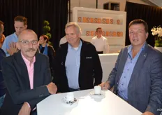 Links, Bert Fieret van Zoomweg Zeeland Coldstores (ZZC), dhr Boxhoorn van LambWeston en Piet Weststrate van Beerens interieurs die de inrichting van de kantoren verzorgden.