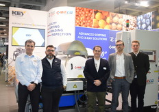 Chris Blancke van Key Technology samen met collega's van Weco, waarmee zij de stand deelden.