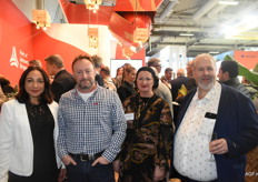 Jussara Ferrer en Nick Bainbridge (Produce Partners) met Nathalie Vanacker (M. De Ridder - J. Vanpaemel) en Alain Tulpin (Tulpin Group) op de happy hour bij de stand van Port of Antwerp-Bruges