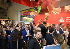 Drukte op de stand van Port of Antwerp-Bruges, waar de jaarlijkse happy hour weer traditiegetrouw plaatsvond op de eerste middag van de beurs