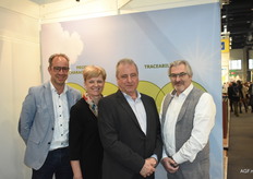 Het team van Oryx, gespecialiseerd in het ontwikkelen van softwareoplossingen. Een van deze oplossingen is Flex²B. Het biedt een Warehouse Management Systeem, voorraadbeheer, kwaliteitscontrole en traceerbaarheid.