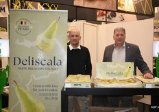 Christophe Van Haelst en Francesc Salata Costa van VHM Fruit Trade/Van Haelst Fruit. Centraal op de stand stond het nieuwe merk Deliscala, waarmee het bedrijf peren naar de Chinese markt exporteert.