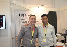 Antonio Francesko en Moody Soliman van RYP Labs. Ze hebben een natuurlijke formule ontwikkeld die kan worden aangebracht op verschillende oppervlakken, zoals stickers, etiketten en vellen, om de houdbaarheid van verse producten te verlengen.