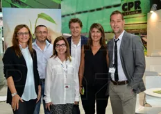 Il team CPR mostra il premio per l'innovazione decretato dai voti del pubblico a favore della soluzione pallet verde proposta dall'azienda.