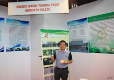 Yan wei yao from the company Shanxi Qixian Yaohua Fruit (China) shows the new Qixian pear. There were more Chinese companies showing their products and try to make connections for export in Italy and other European countries.